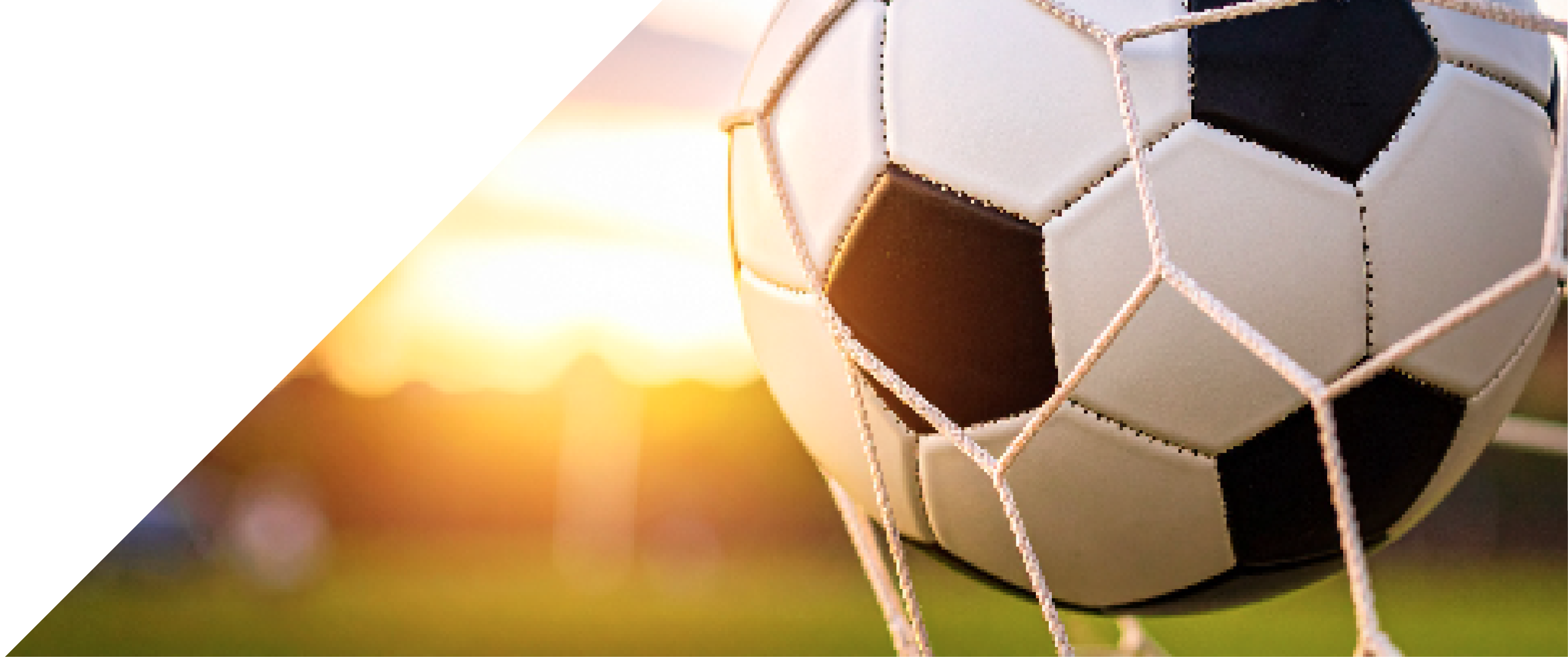 サッカーボールがゴールネットに入る様子